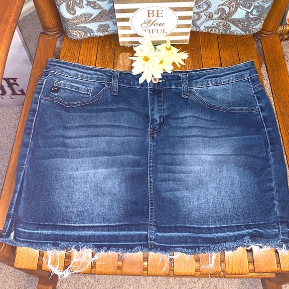 💕KanCan Frayed Denim Mini SKIRT Raw Hem; Women’s Size 30 Waist (13) - Picture 2 of 11
